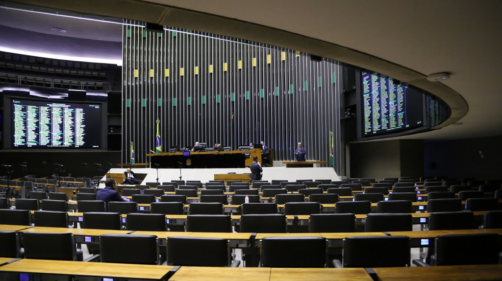 CÃ¢mara dos Deputados abre concurso pÃºblico com salÃ¡rios de R$ 32 mil