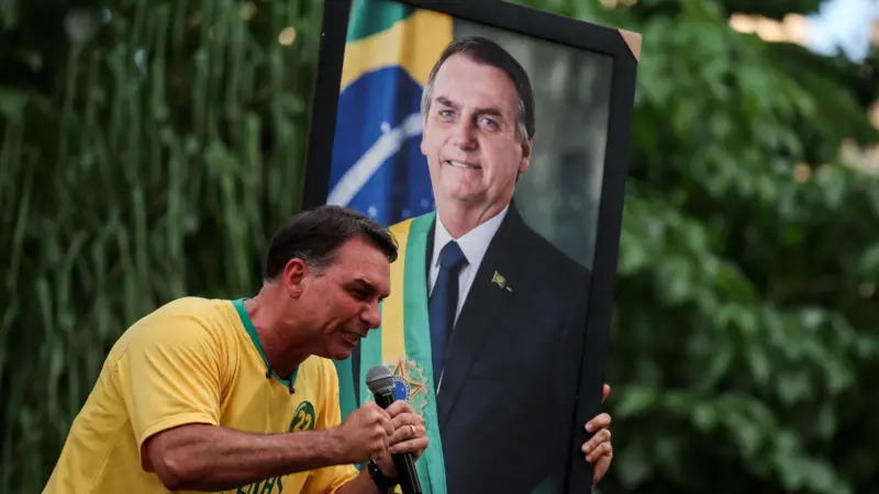 Jair Bolsonaro está satisfeito com resultado do 1º turno e deu dicas para campanha, diz Flávio