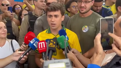 Nikolas Ferreira vota em BH e aposta em vitória de Flávio Bolsonaro por 54% a 46%