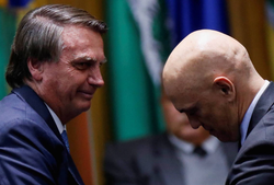 Tem caroço nesse angu: Moraes autoriza Bolsonaro a receber visitas de grupo de oração