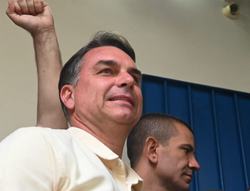 Siite argentino diz que Flávio Bolsonaro teria fugido para os EUA de jatinho após atravessar fronteira