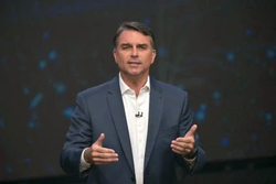 Aliados relatam que Flávio Bolsonaro está fora do Brasil por medo de ser preso