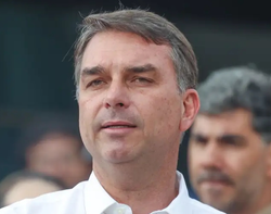 Deputados do PT pedem prisão preventiva de Flávio Bolsonaro e alerta vermelho da Interpol