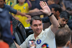 Ele estava certo: PF faz buscas em mansão de Flávio Bolsonaro após fuga do senador para os EUA