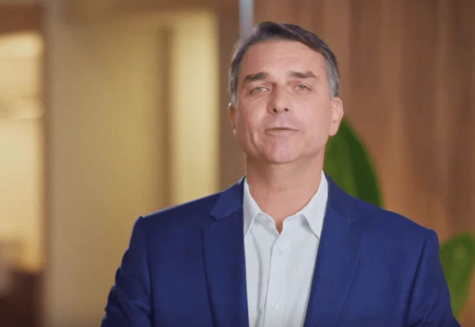 TSE diz que falha técnica no “Pool de Mídias” deixou propaganda de Flávio sem áudio na TV e anuncia reexibição